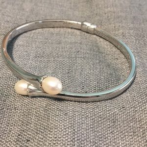 White gold and pearl hinge bracelet